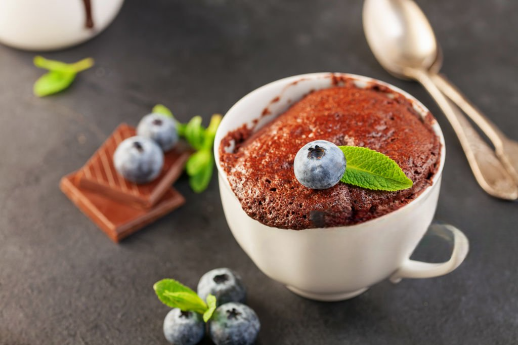 Receita de Bolo de caneca de iogurte com mirtilo e amêndoas fit 
